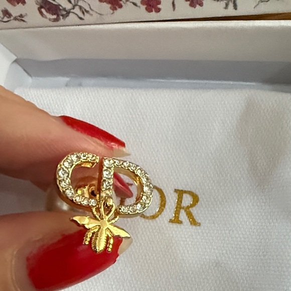 Accessories - Elegant Pearl and Gold Earrings